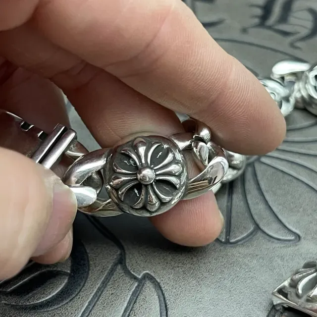 Chrome Hearts Pulsera Plata Cadena Curb Link Pesada Medallones Florales Ornamentados 9