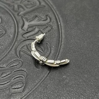 Chrome Hearts चाँदी के कृप्त धातु के गॉथिक कान की अँगूथियाँ 3
