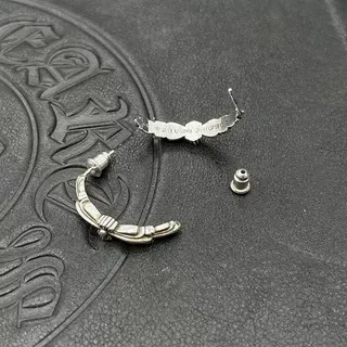 Chrome Hearts चाँदी के कृप्त धातु के गॉथिक कान की अँगूथियाँ 4