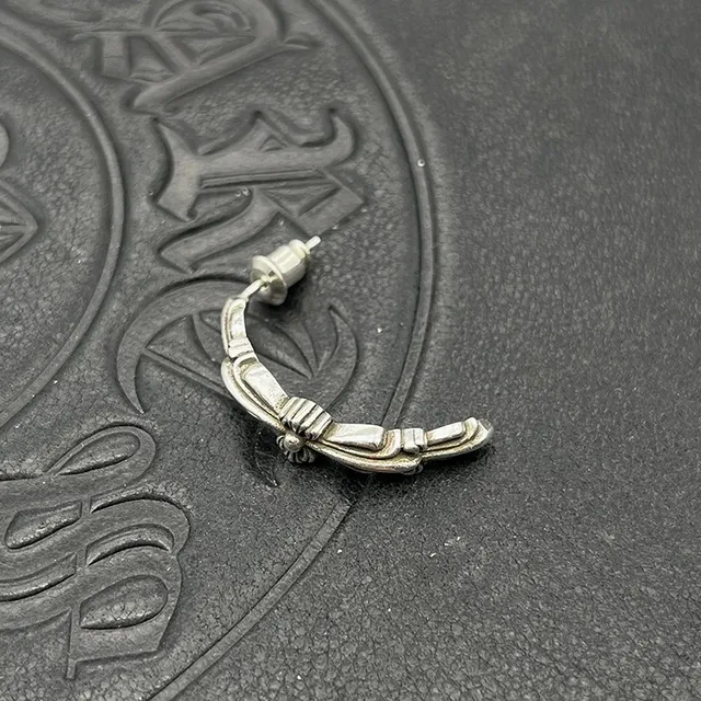 Chrome Hearts चाँदी के कृप्त धातु के गॉथिक कान की अँगूथियाँ 6
