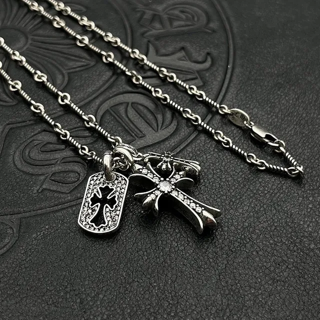 Chrome Hearts Collier de couleur blanc argenté avec pendentif multi-charm et pierres pavé-set 4
