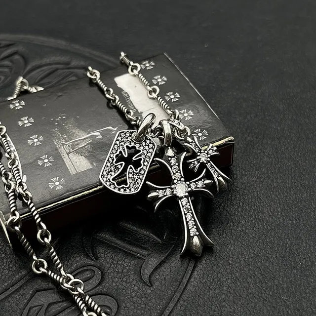 Chrome Hearts Collier de couleur blanc argenté avec pendentif multi-charm et pierres pavé-set 5