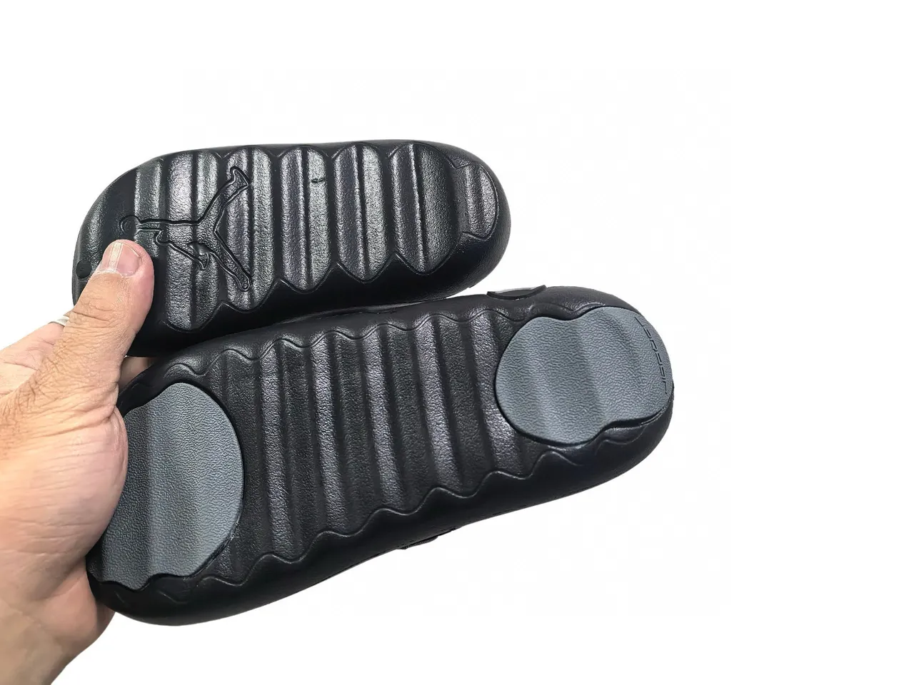 Crocs بيج أسود رغوة مطبوخة حزام قابل للتعديل كلوج 9