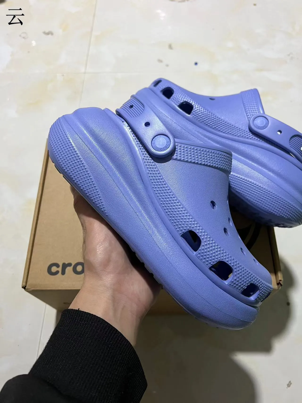 Crocs Classic Clog 平台 黑色和红色 洞洞鞋 2