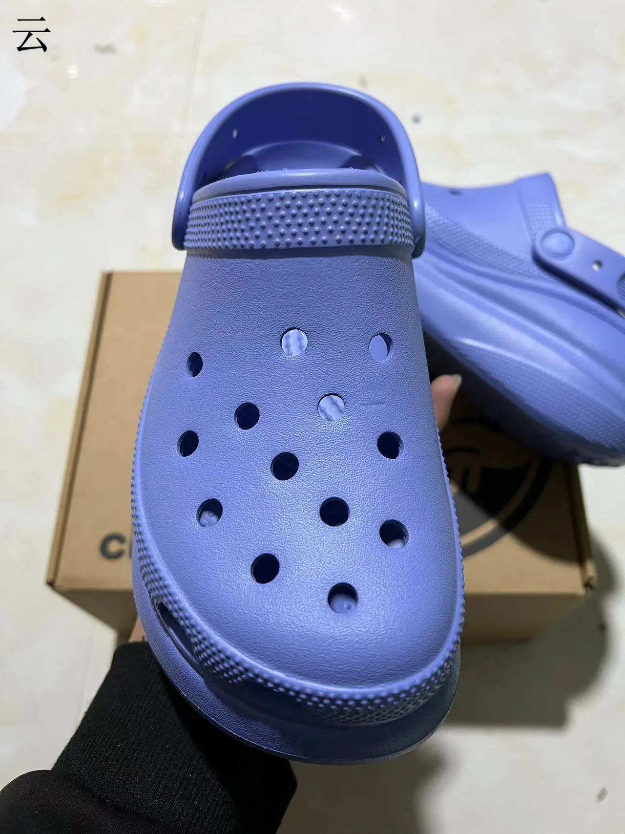 Crocs Classic Clog 平台 黑色和红色 洞洞鞋 3