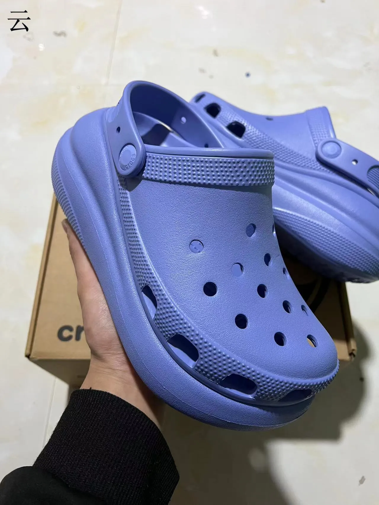 Crocs Classic Clog 平台 黑色和红色 洞洞鞋 4