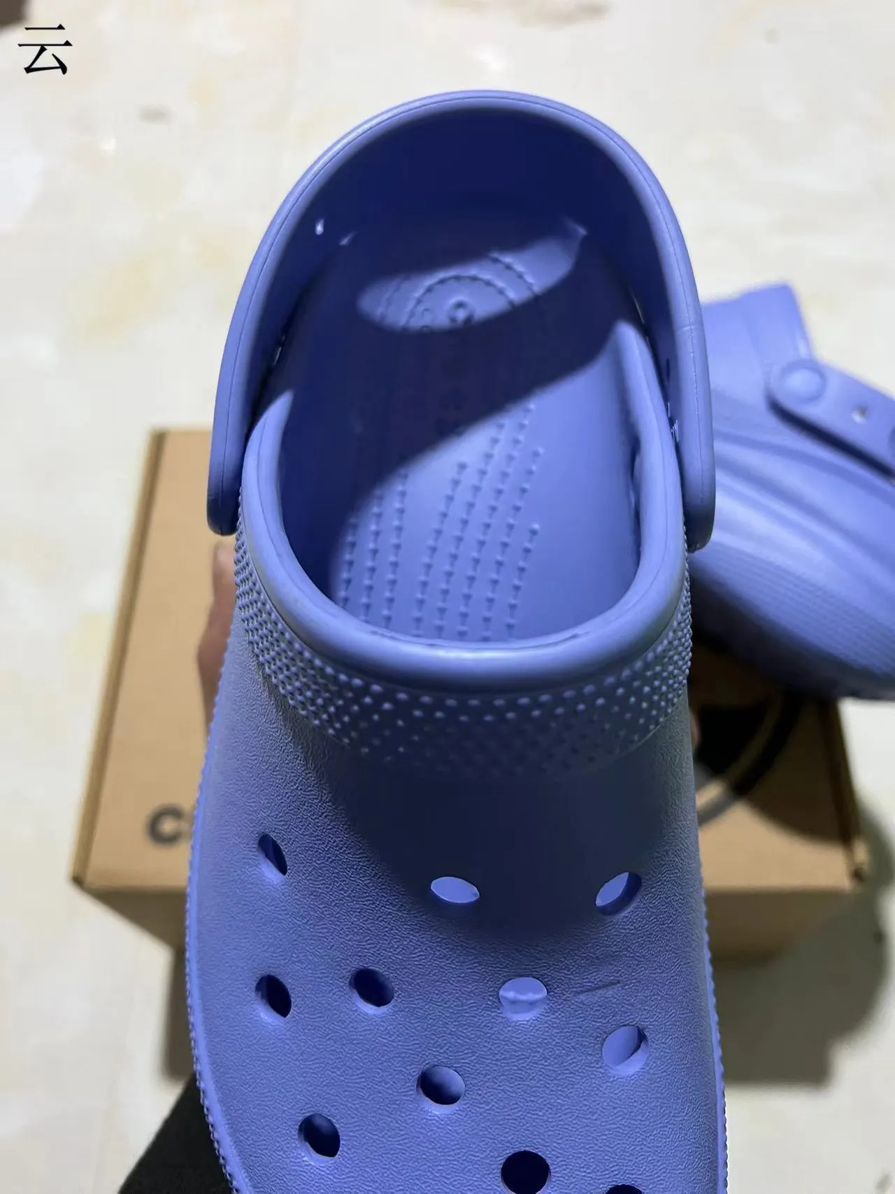 Crocs Classic Clog 平台 黑色和红色 洞洞鞋 5