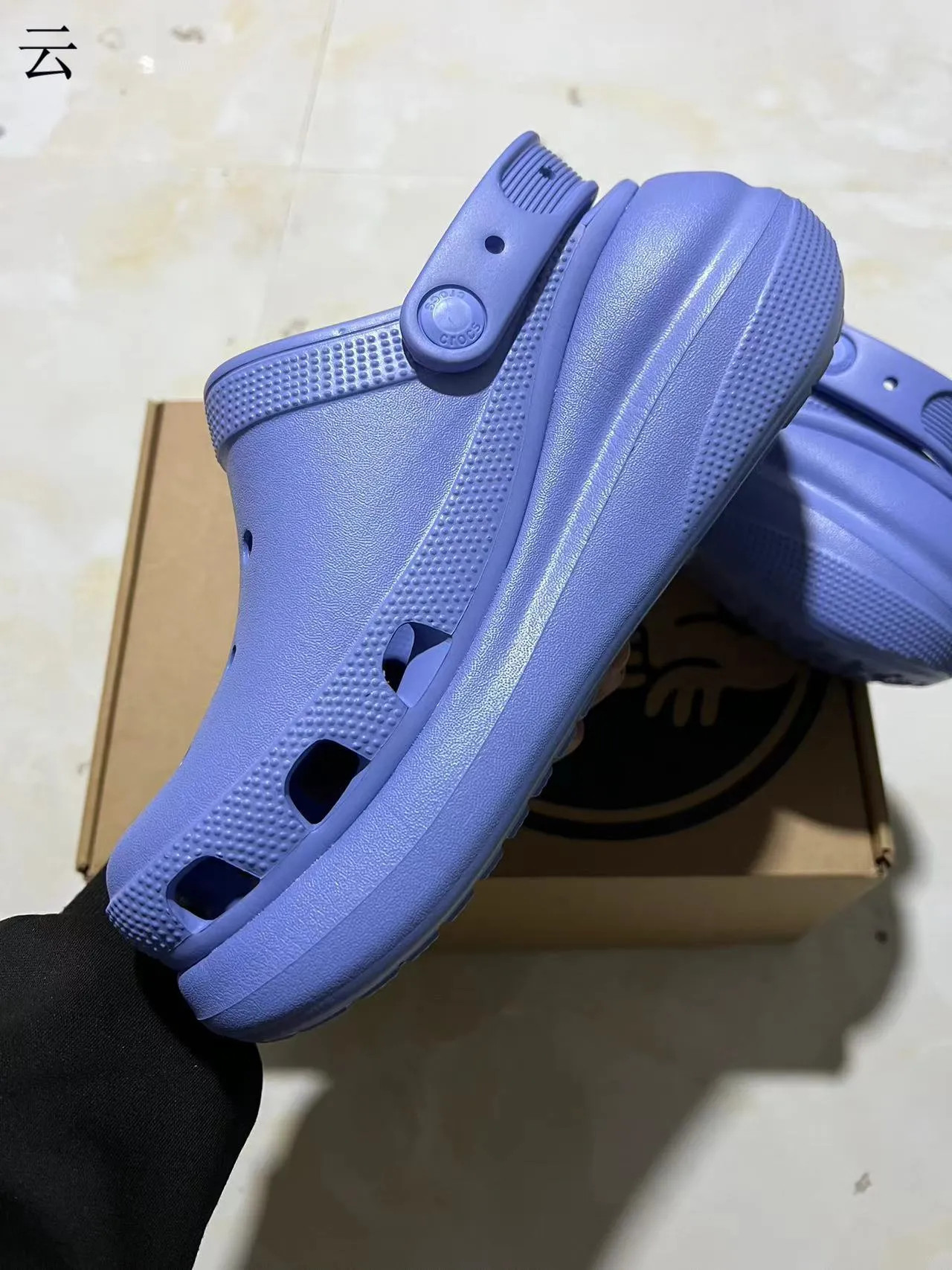 Crocs Classic Clog 平台 黑色和红色 洞洞鞋 6