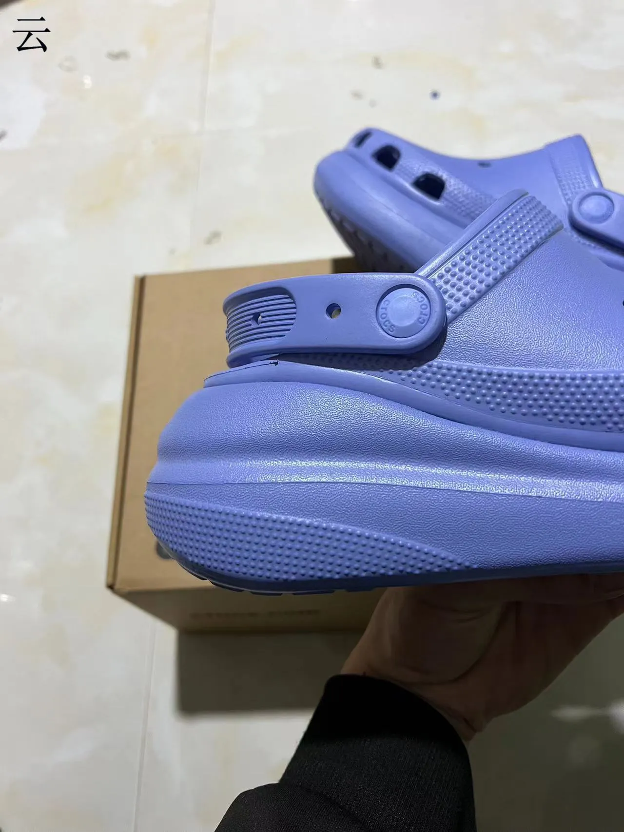 Crocs Classic Clog 平台 黑色和红色 洞洞鞋 7