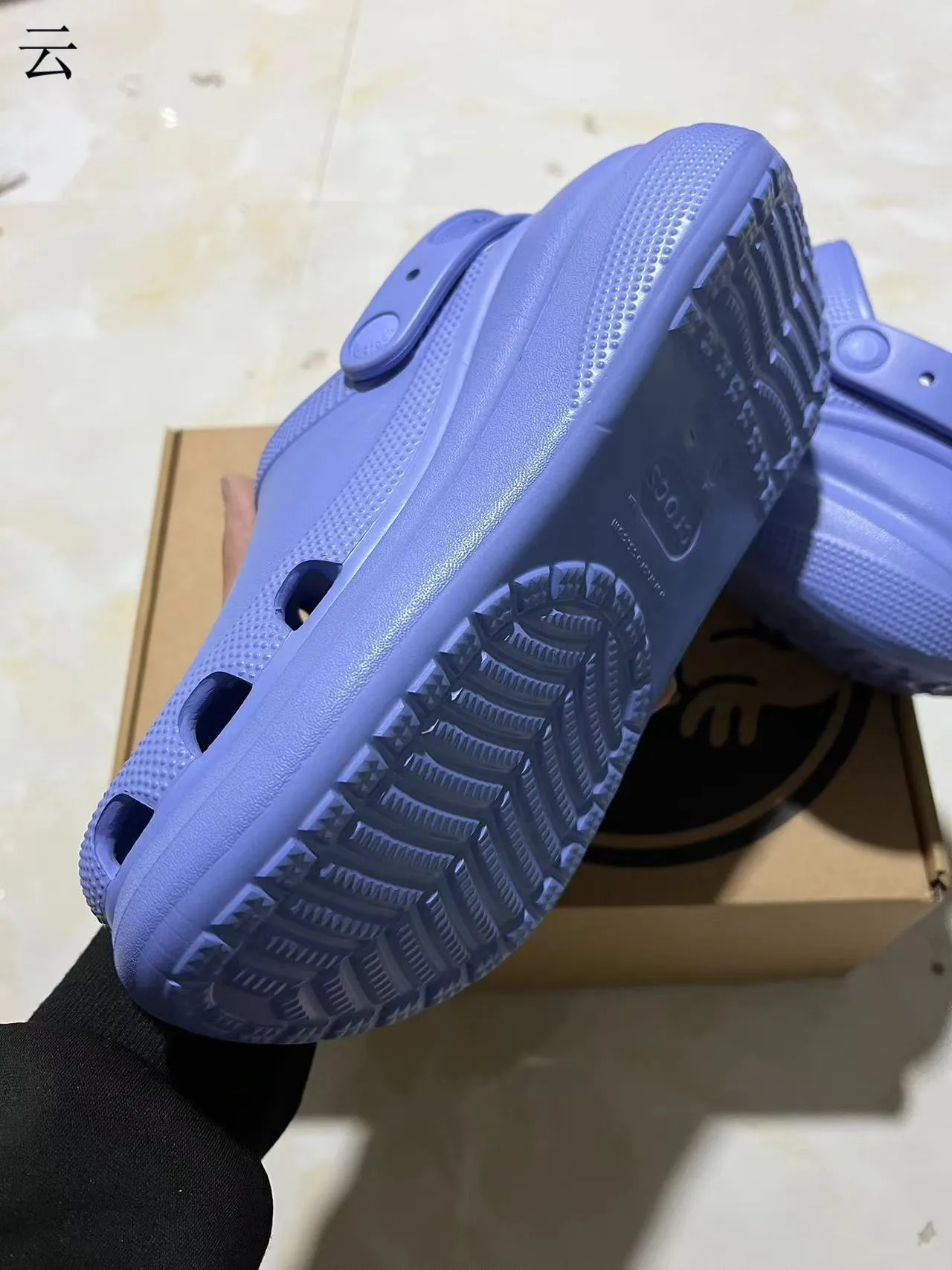 Crocs Classic Clog 平台 黑色和红色 洞洞鞋 8