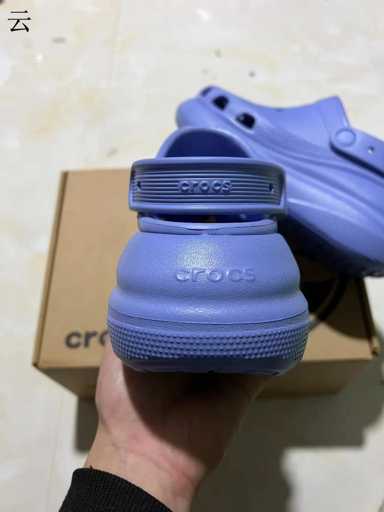 Crocs Classic Clog 平台 黑色和红色 洞洞鞋 9