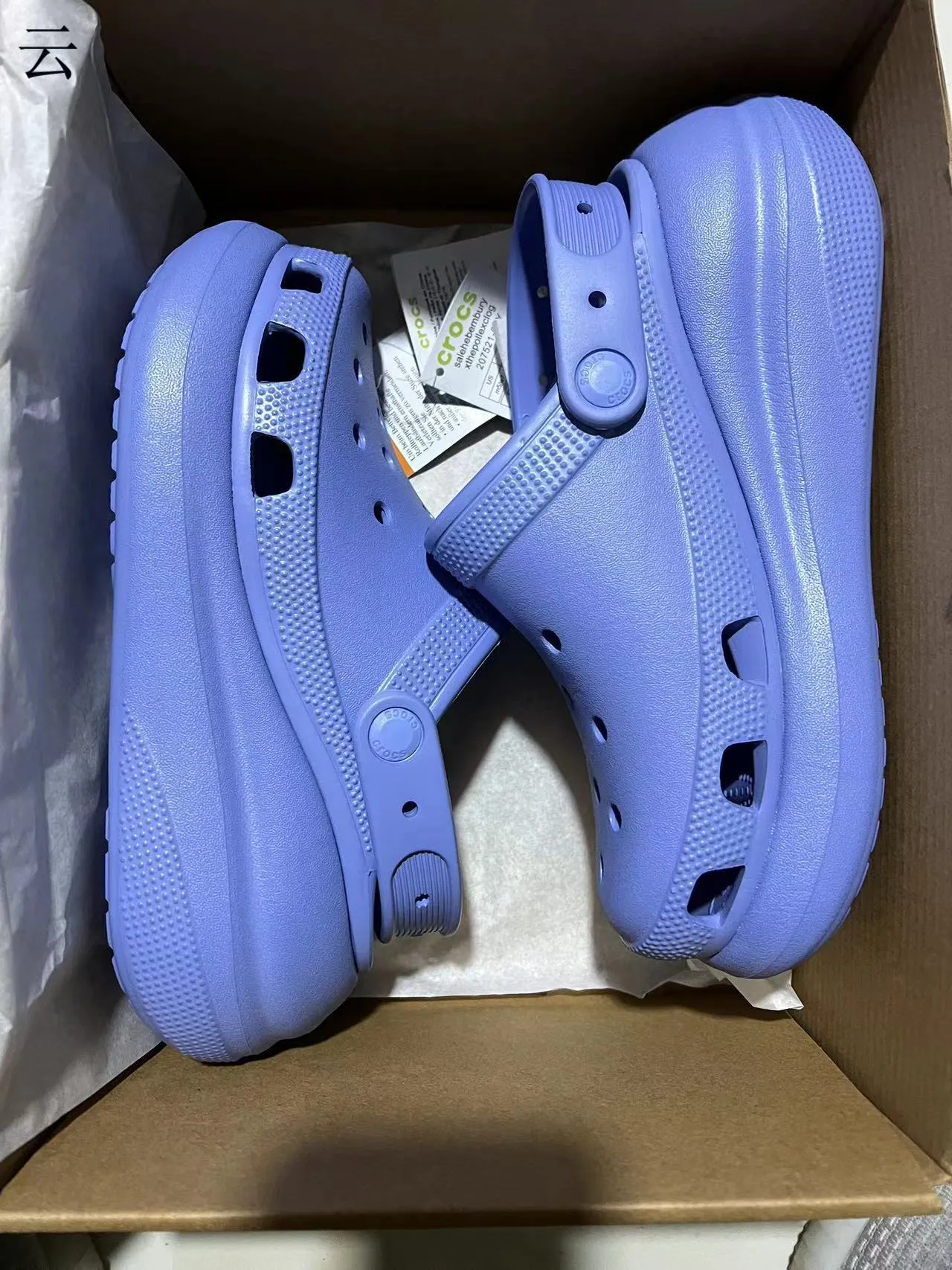 Crocs Classic Clog 平台 黑色和红色 洞洞鞋 10