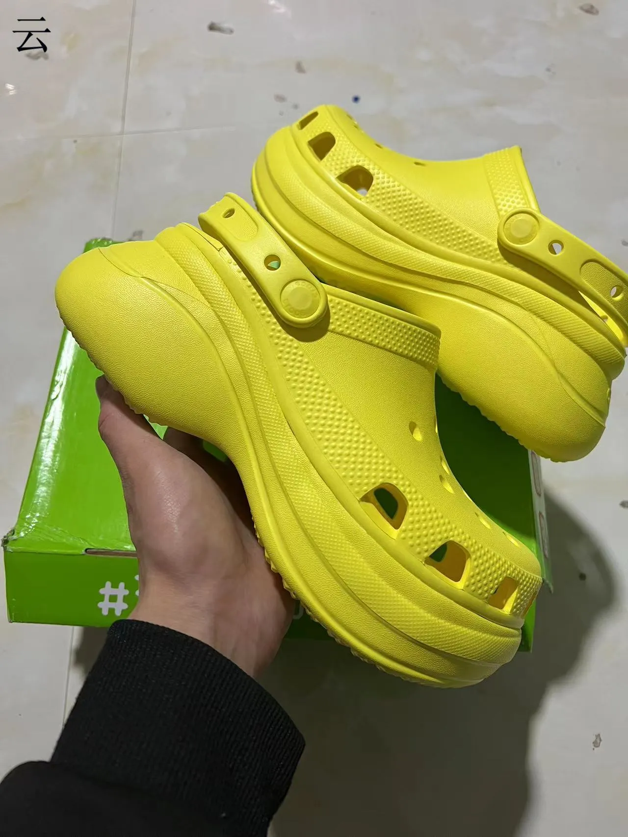 Crocs Classic Clog 平台 黑色和红色 洞洞鞋 12
