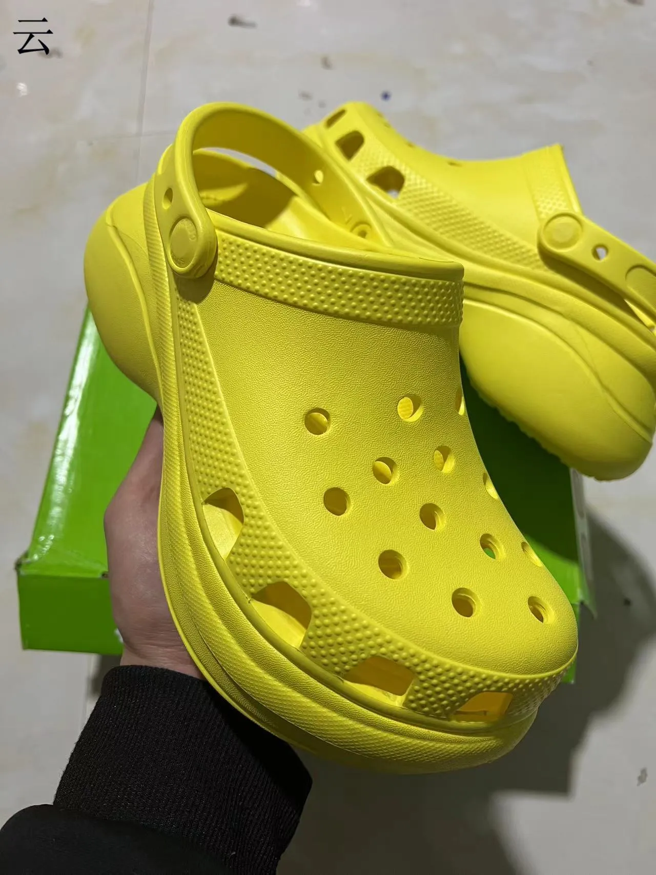 Crocs Classic Clog 平台 黑色和红色 洞洞鞋 13