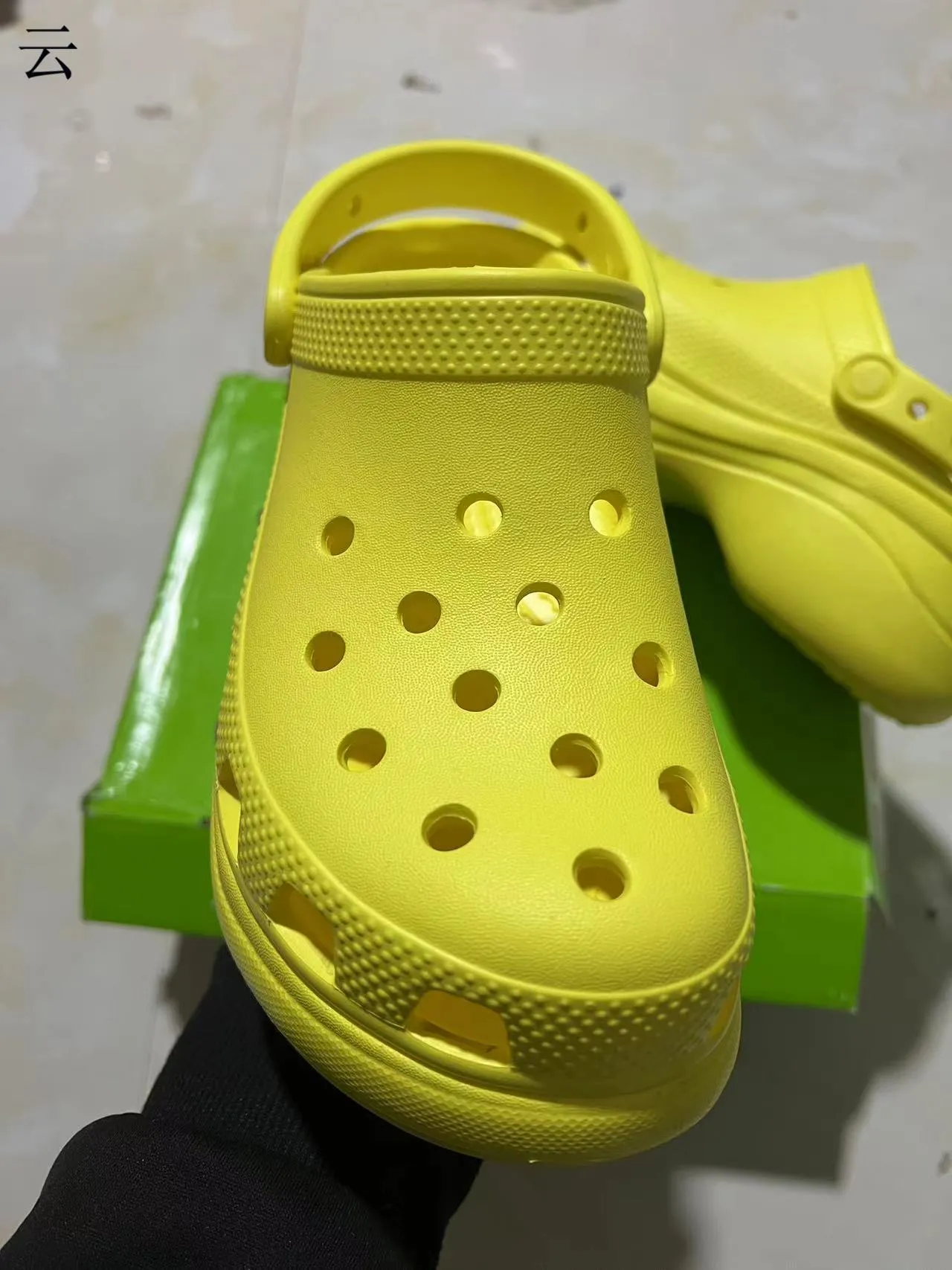 Crocs Classic Clog 平台 黑色和红色 洞洞鞋 14