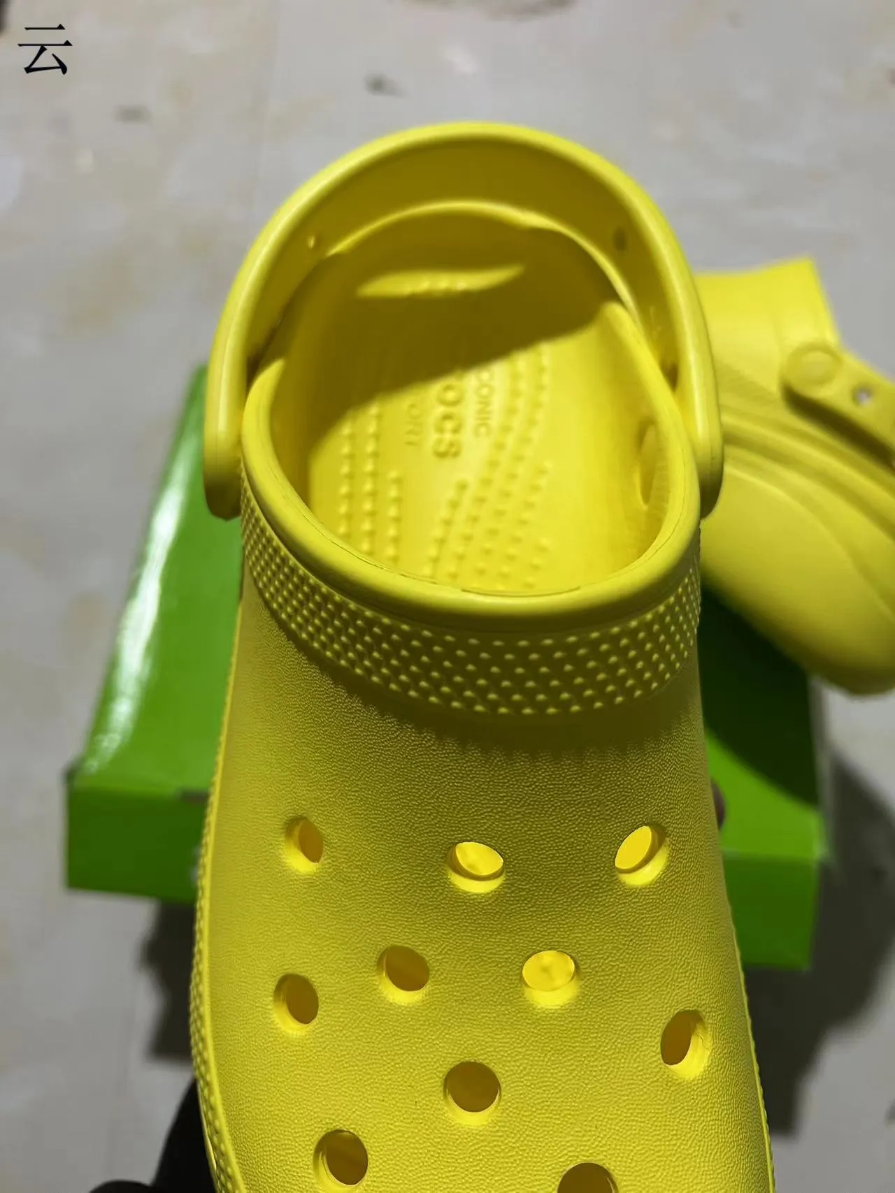 Crocs Classic Clog 平台 黑色和红色 洞洞鞋 15