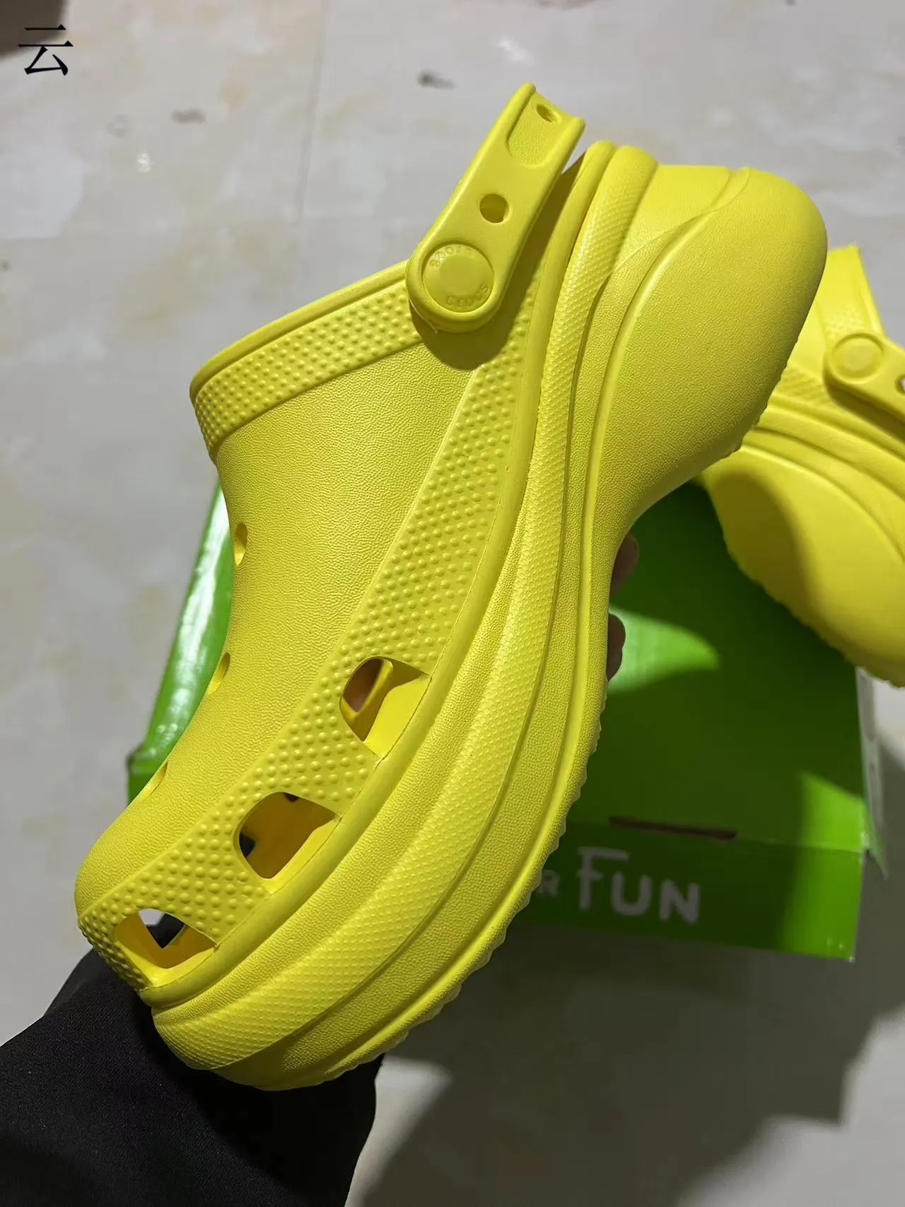 Crocs Classic Clog 平台 黑色和红色 洞洞鞋 16