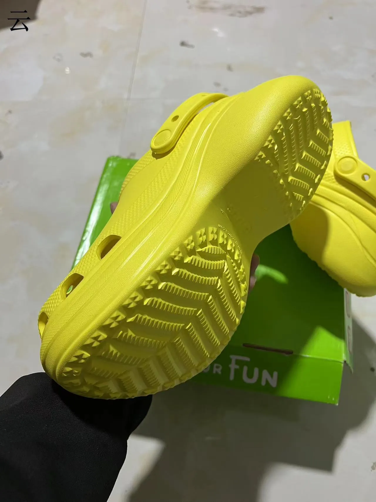 Crocs Classic Clog 平台 黑色和红色 洞洞鞋 17