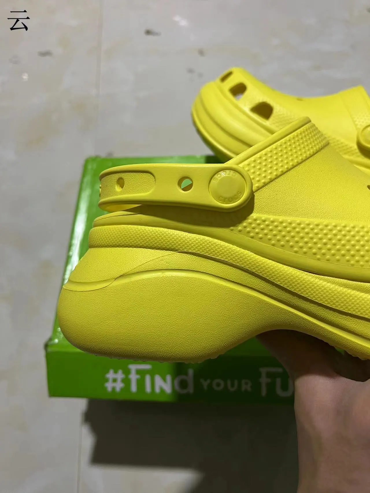 Crocs Classic Clog 平台 黑色和红色 洞洞鞋 18