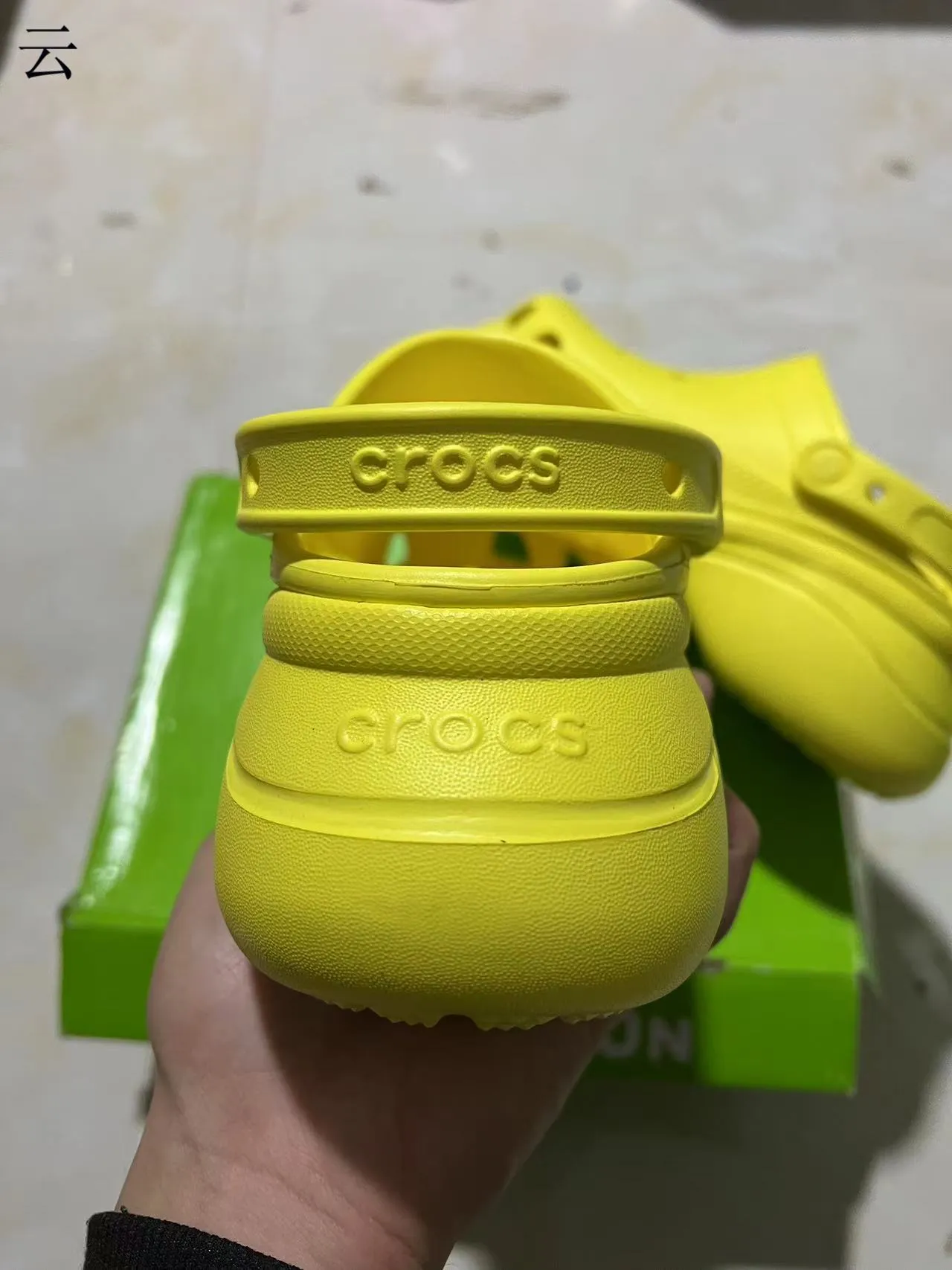 Crocs Classic Clog 平台 黑色和红色 洞洞鞋 19