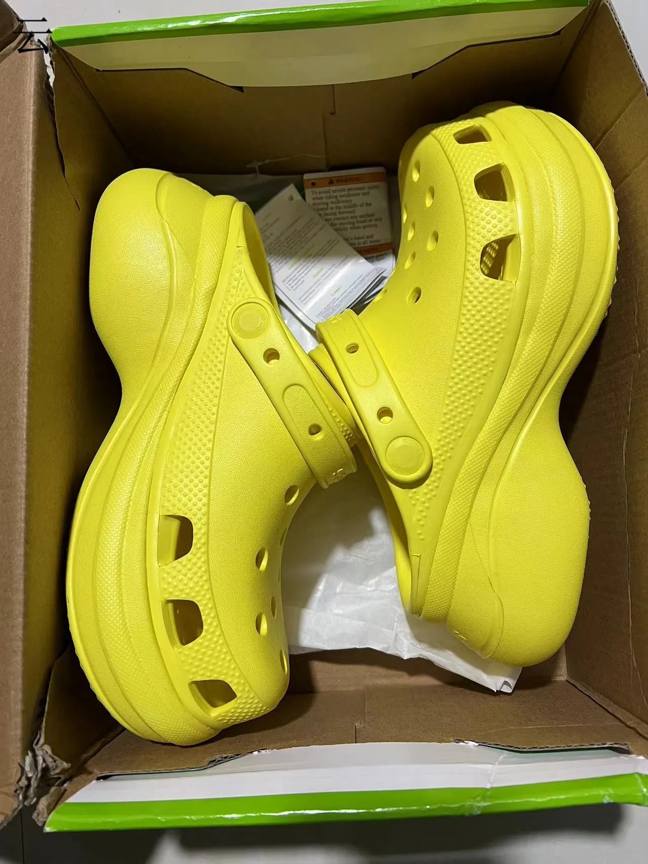 Crocs Classic Clog 平台 黑色和红色 洞洞鞋 20