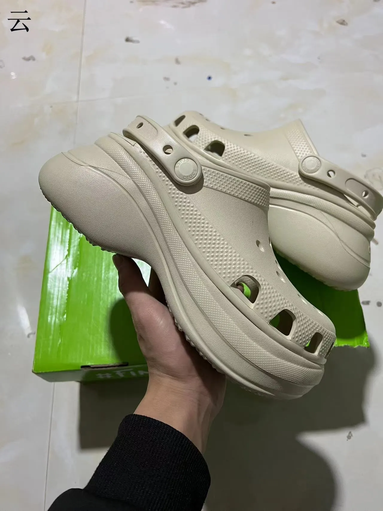 Crocs Classic Clog 平台 黑色和红色 洞洞鞋 22