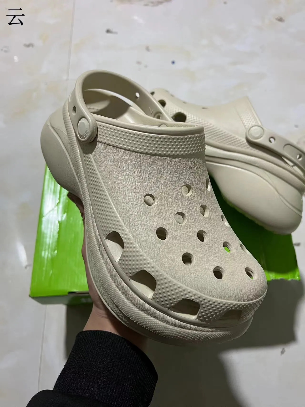 Crocs Classic Clog 平台 黑色和红色 洞洞鞋 23