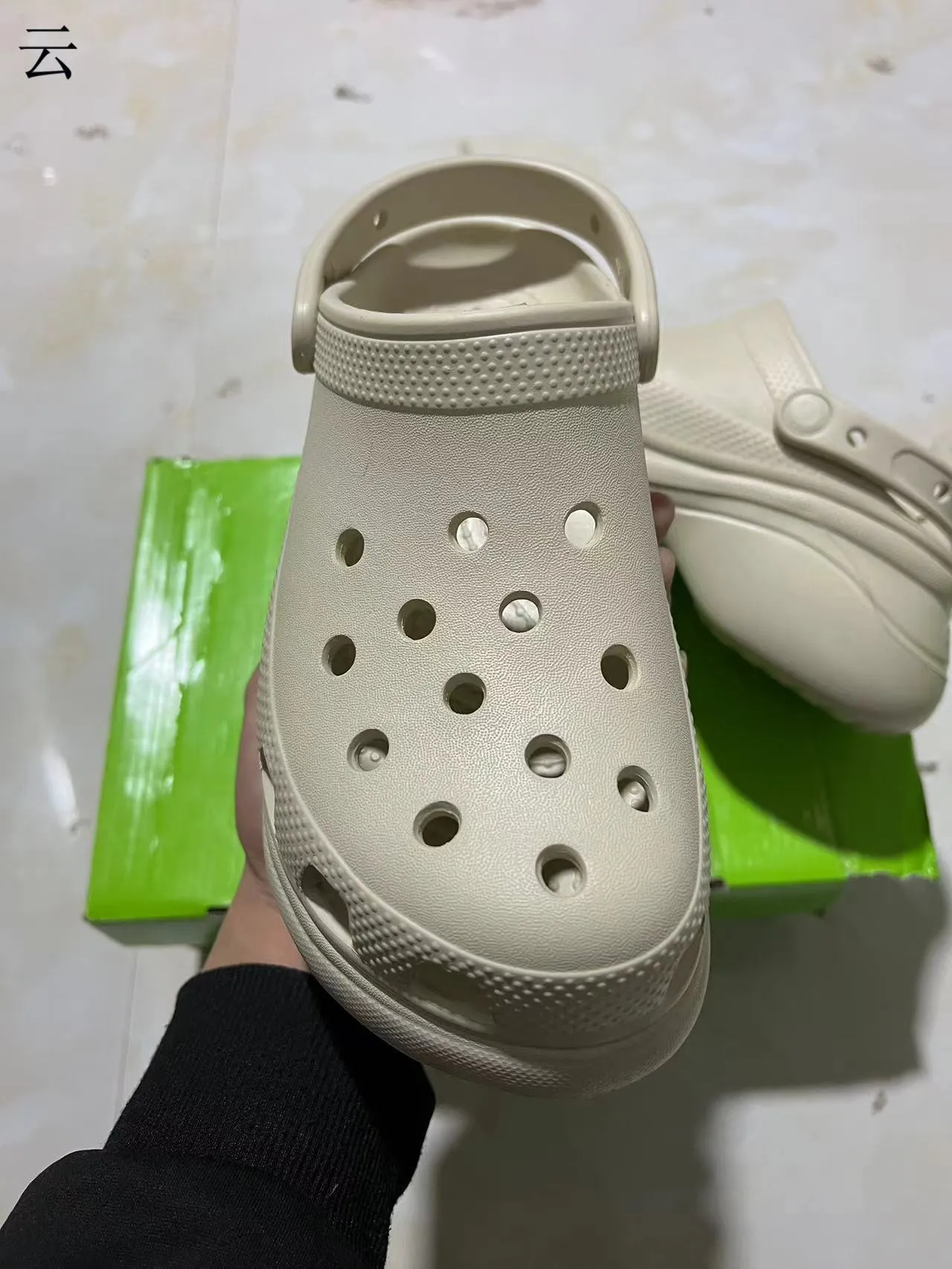 Crocs Classic Clog 平台 黑色和红色 洞洞鞋 24