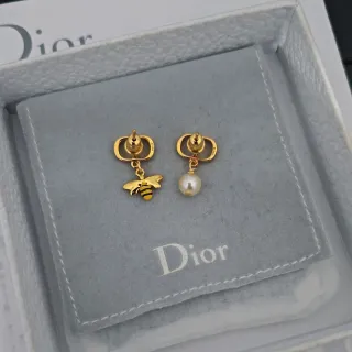Dior أقراط غير متماثلة بعنقود نحل ولؤلؤ قطرة