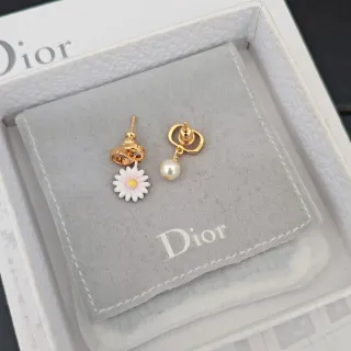 Dior أقراط غير متماثلة بنمط ذهبي اللون زهرة الأقحوان ولؤلؤ قطرة
