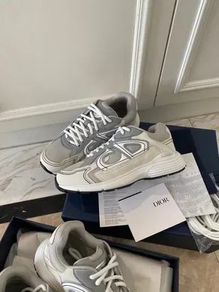 Dior B27 Off-White et Gray Sneakers Lifestyle 2