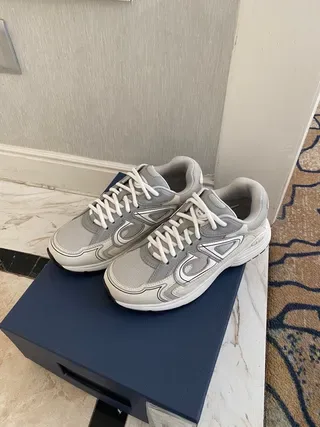 Dior B27 Off-White et Gray Sneakers Lifestyle 3