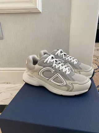 Dior B27 Off-White et Gray Sneakers Lifestyle 5