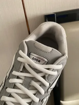 Dior B27 Off-White et Gray Sneakers Lifestyle 6
