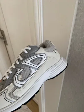 Dior B27 Off-White et Gray Sneakers Lifestyle 7