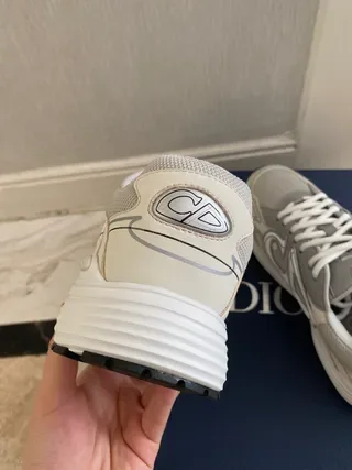 Dior B27 Off-White et Gray Sneakers Lifestyle 8