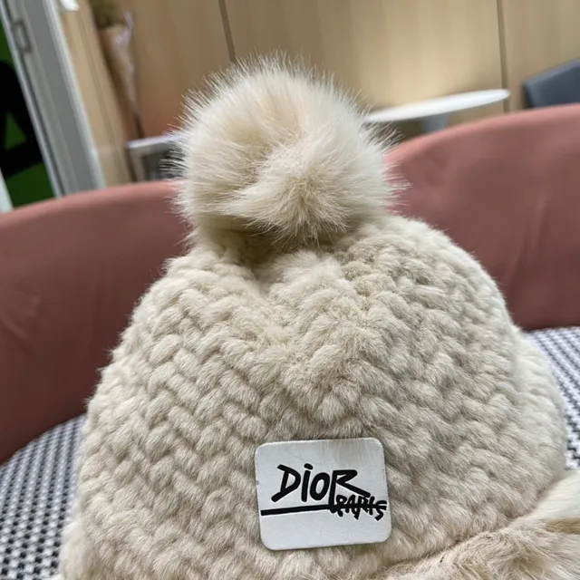 Dior काला बेज बुनना नकली फर किनारा बीननी 5