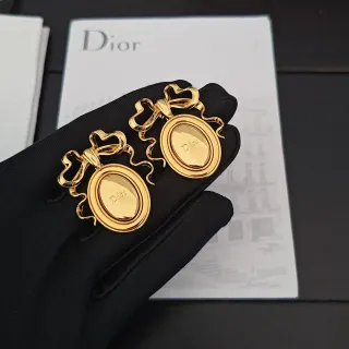 Dior বাউ-টপ ওভাল এনগ্রেভড লোগো গোল্ড-টোন কানের দুল