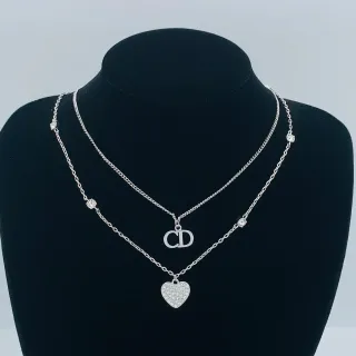 Dior CD Monogram et collier avec cœur Pavé en couches