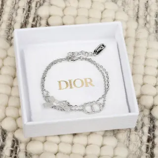 Dior 双链蝴蝶结和 CD Logo 魅力手链