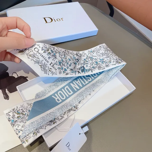 Dior Bufanda de Seda con Impresión Floral y Botánica 8