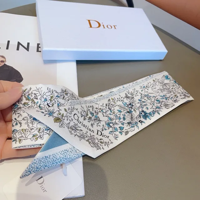 Dior Bufanda de Seda con Impresión Floral y Botánica 9