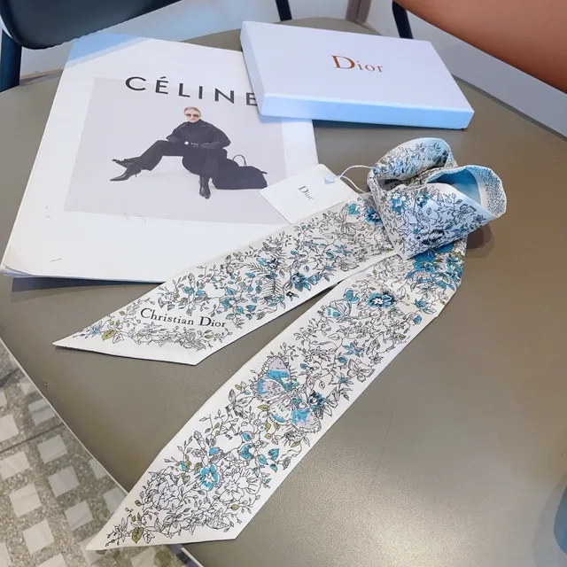 Dior Bufanda de Seda con Impresión Floral y Botánica 4