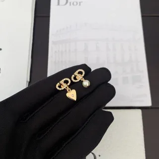 Dior সোনার টোন ক্রিস্টাল ডিম্বাকার মোটিফ অসমমিত হার্ট এবং পার্ল ড্রপ ইয়াররিংস