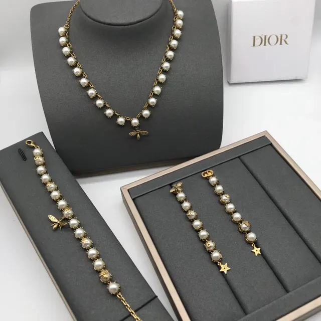 Dior Gold White Chain Bee Charm Motif Necklace 9