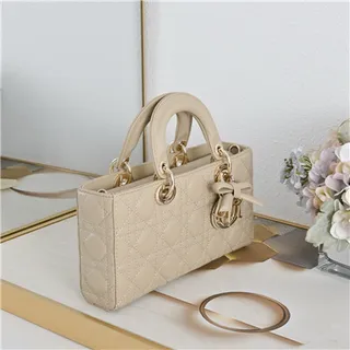 Dior Lady Dior হালকা গোলাপি কুইল্টেড টোট ব্যাগ 8