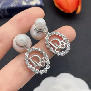 Dior Oblique ক্রিস্টাল ও মুক্তা লটকা কানের দুল