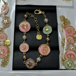 Dior 粉金搪瓷魅力金属手链