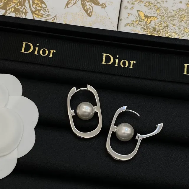 Dior রুপা সোনালি ওভাল ওপেন হুপ সেন্ট্রাল পার্ল কানের দুল 2