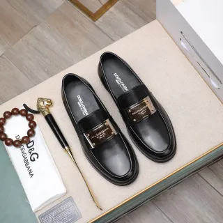 Dolce & Gabbana Portofino Preto Dourado Couro Polido Placa de Metal Loafer